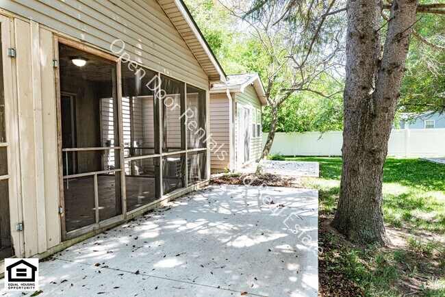 Building Photo - 15030 Tally Ho Dr