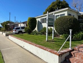Building Photo - Bright and airy updated second floor Studio, 1 bathroom apartment