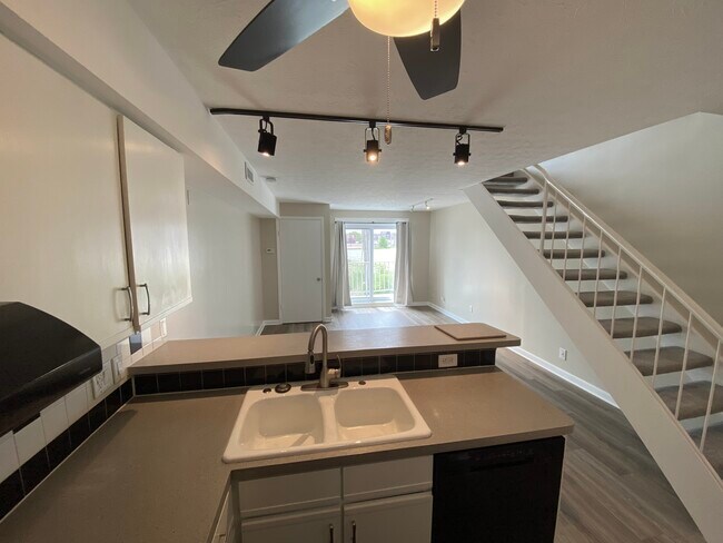 Building Photo - 869 W Huron Rd