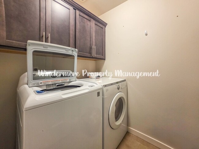 Building Photo - Gorgeous, Spacious 4 bed Home, CK Schools, LARGE fully fenced yard - A/C, close to trails and more!