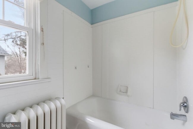 Building Photo - 530 E Manoa Rd