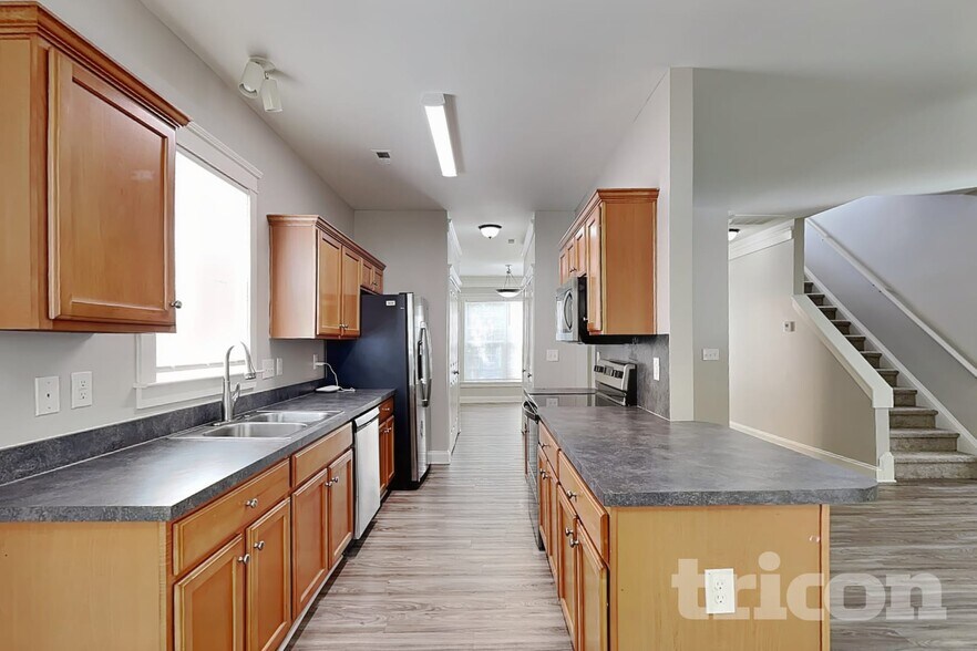 Building Photo - 6723 Dunton St