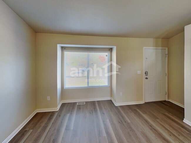 Building Photo - 1169 N Orchard Ave