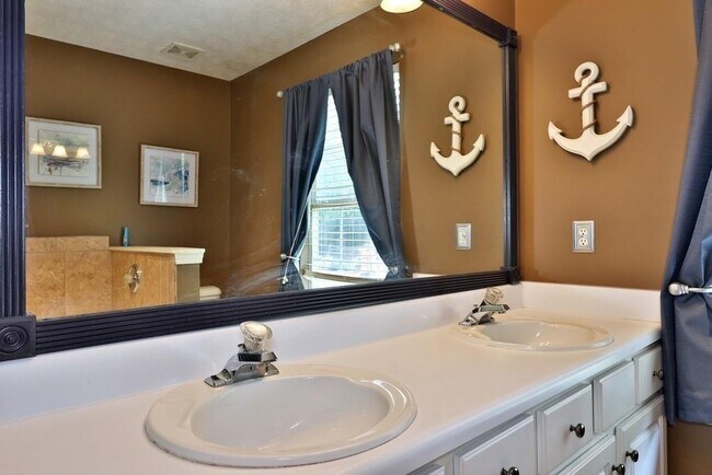 Building Photo - 3151 Greenbrier Ct