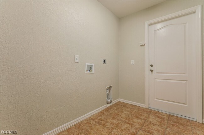 Building Photo - 2702 Nellie Ln