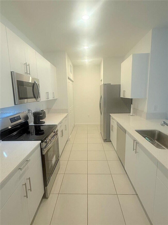 Building Photo - 4941 Oakmont Dr