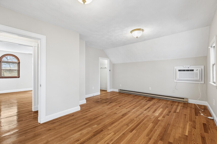 Building Photo - 1 Oak Grove Ct