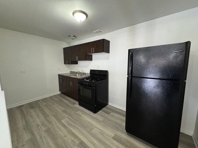 Building Photo - 7930-7940 S Greenwood Ave