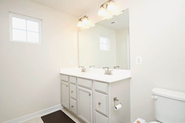 Building Photo - One Level Living With Amenities!