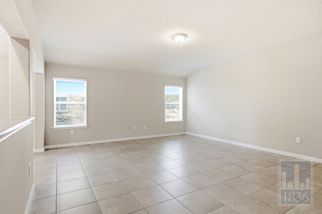 Building Photo - 821 Schefer St