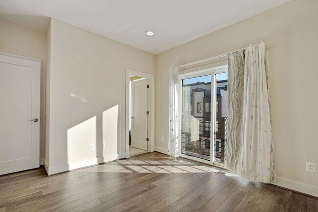 Building Photo - 3 Bed 3.5 Bath - Bethesda Montgomery Row Townhouse - Move in Ready