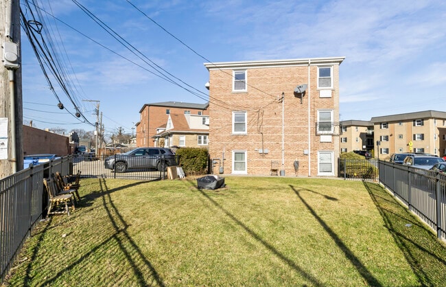 Building Photo - 6556 N Northwest Hwy