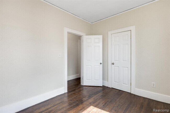 Building Photo - 3217 Elmhurst St