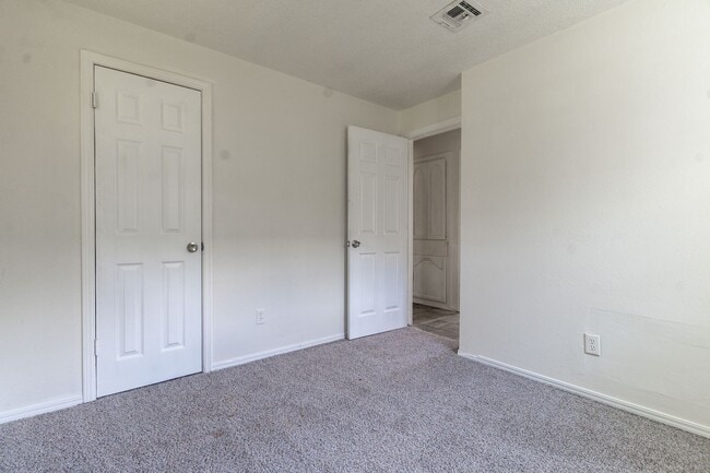 Building Photo - Cute 5 Bedroom House!