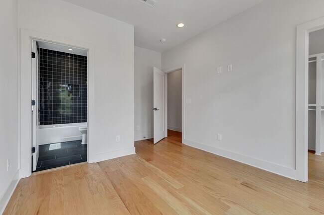 Building Photo - Stunning Salemtown Townhome With Fenced In Yard