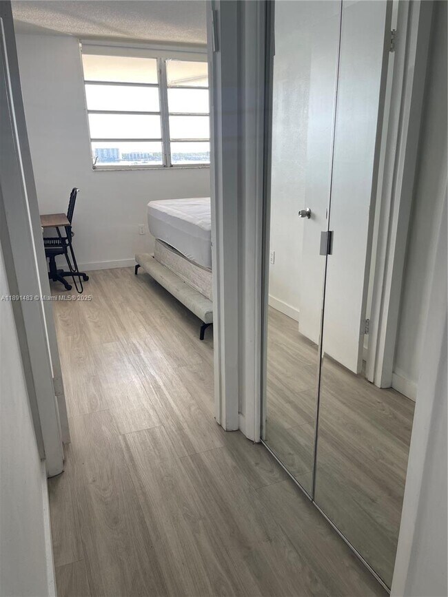 Building Photo - 2910 Point E Dr