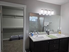 Building Photo - 10721 NE 109th St