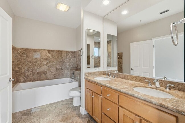 Building Photo - Downtown Mountain View 3 Bedroom 3.5 Bathr...