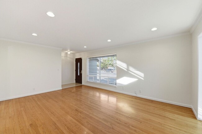 Building Photo - Move-In Ready Blossom Hill Gem – New Bathrooms and many upgrades!