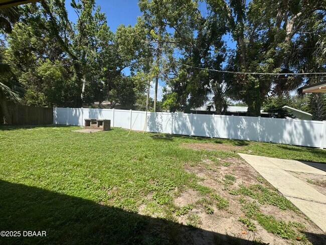 Building Photo - 730 Lindenwood Cir E