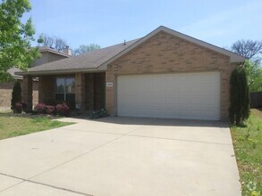 Building Photo - Beautiful 4/2/2 With Community Pool in Mes...