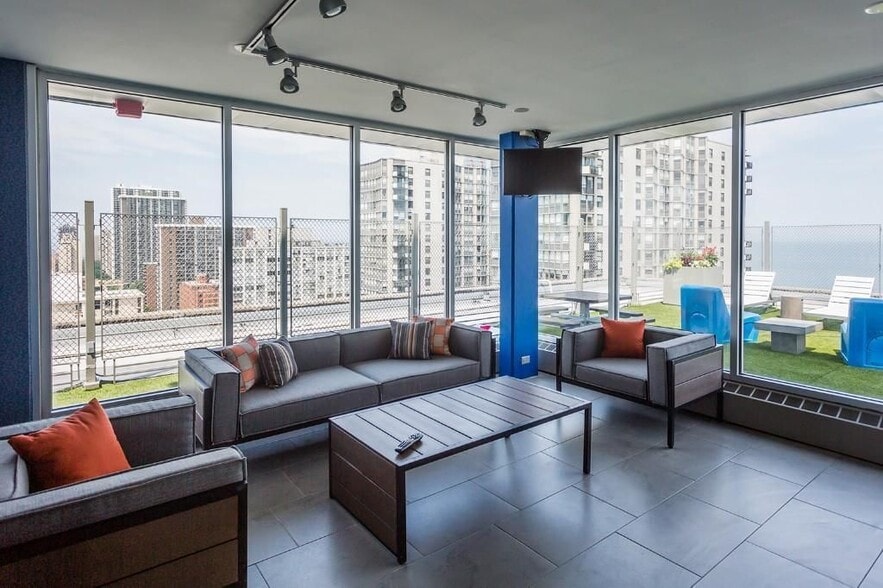 Building Photo - 5650 N Sheridan Rd