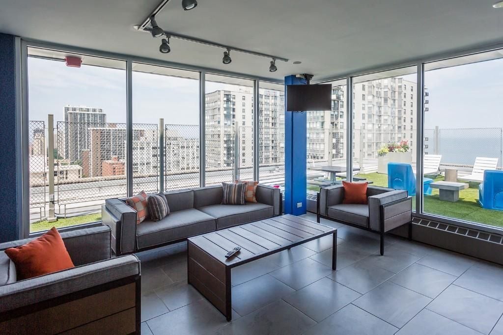 Building Photo - 5650 N Sheridan Rd