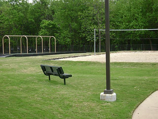Building Photo - 2316 White Oak Dr