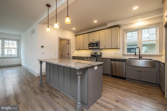 Building Photo - 411 James St