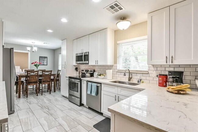 Building Photo - 5650 Ludington Dr