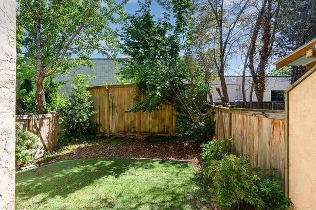 Building Photo - Modern 2-Bedroom Townhouse-Style Condo with Private Yard in Prime Kirkland Location