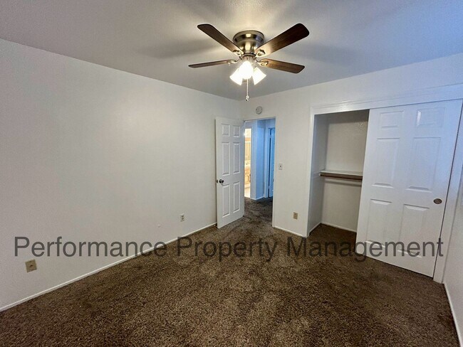 Building Photo - Stunning 4 Bed/3 Bath Home in The Oaks!