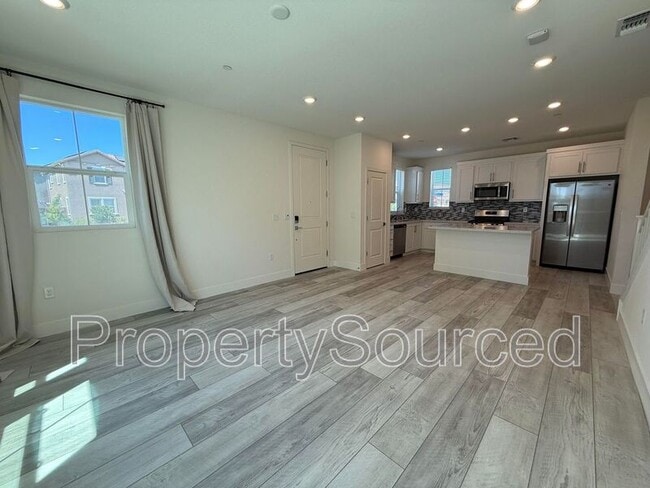 Building Photo - 2044 Daimler St