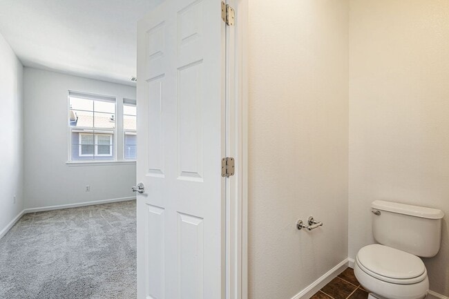 Building Photo - 1,331 sq ft with 2 on-suite bedrooms and o...