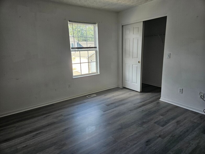Building Photo - 6737 Lagrange Dr