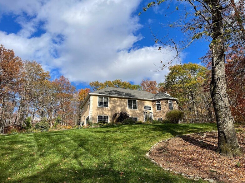 Building Photo - 20 Maple Hill Rdge