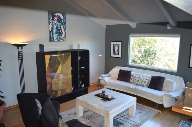 Primary Photo - FURNISHED MILL VALLEY TOWNHOME WITH STUNNI...