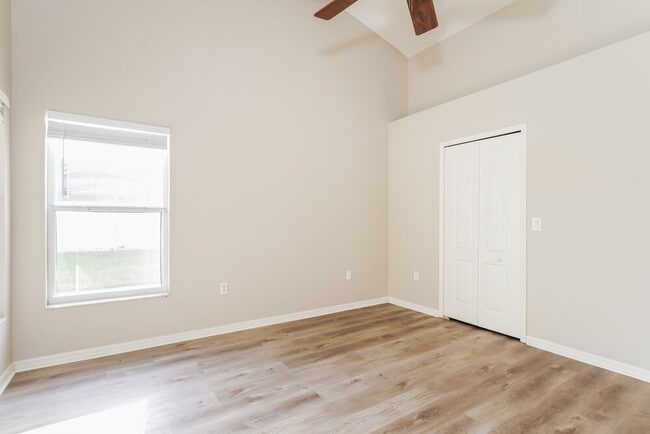 Building Photo - 204 Cornwall Ct