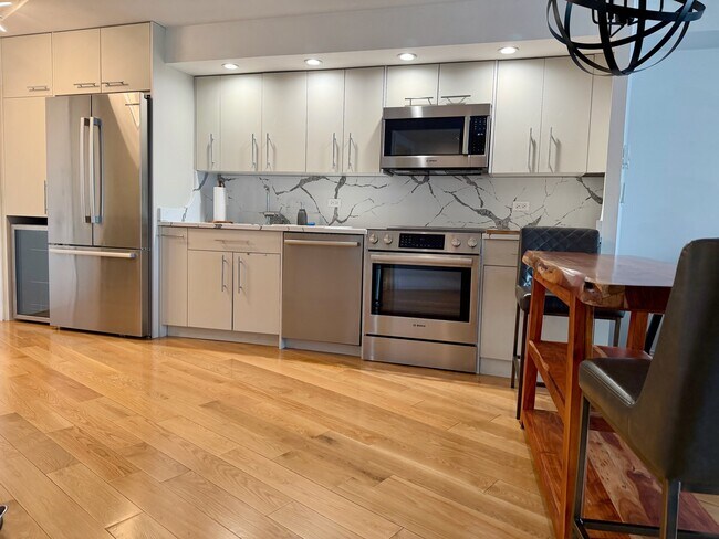 Building Photo - 300 N State St