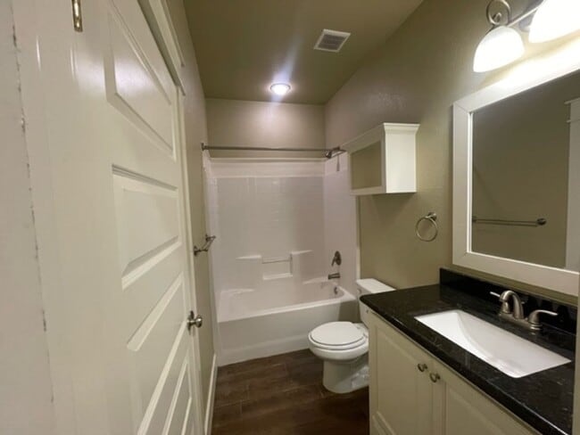 Building Photo - Charming 3-bedroom, 3-bathroom