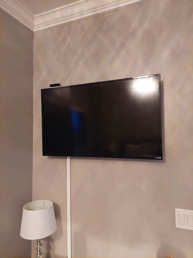 Flat Screen TV in all Rooms - 3040 Peachtree Rd NW