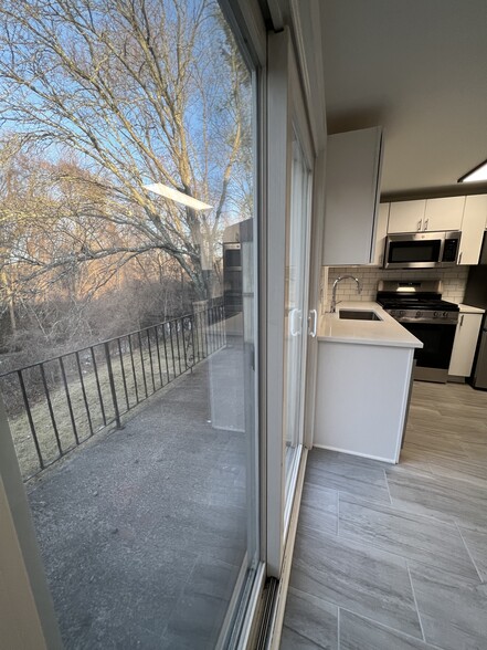 Building Photo - 80 Pond St