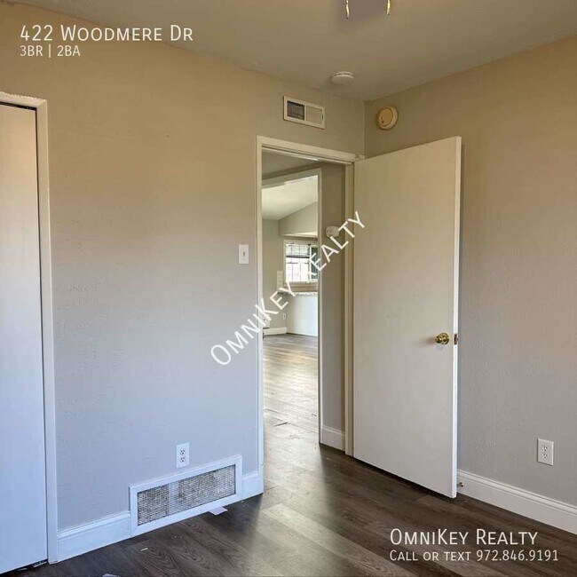 Building Photo - 422 Woodmere Dr