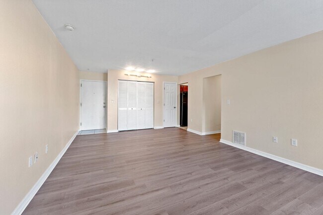 Building Photo - 406 W Azeele St