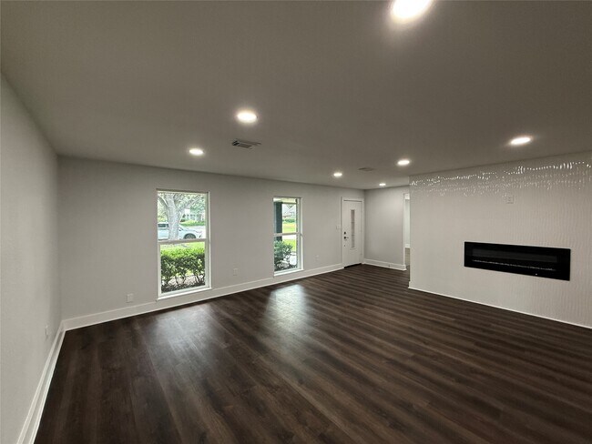Building Photo - 1631 Shadow Bend Dr