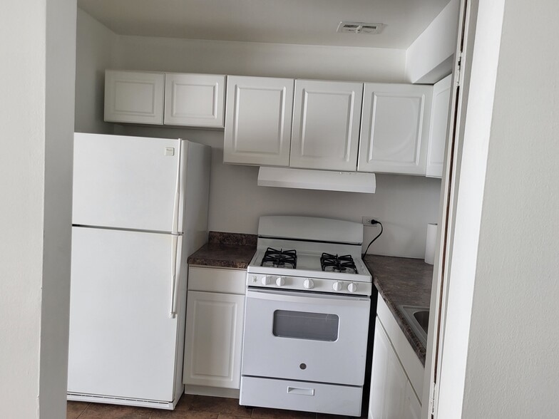 Kitchen - 16W470 Lake Dr