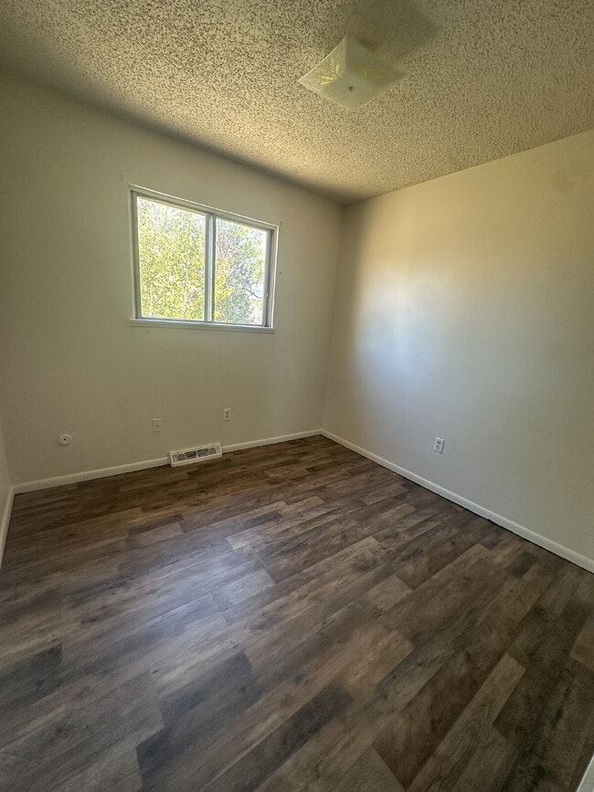 Building Photo - Charming 3-Bedroom Home with Spacious Yard!