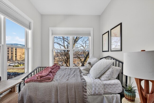 Building Photo - 15 W Bellflower St