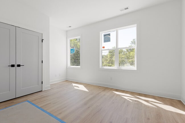 Building Photo - 733 Hopkins St