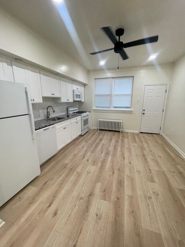 Building Photo - NEWLY UPDATED SPACIOUS 3-BEDROOM HOUSE IN ...